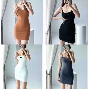 Kledingvrouw Casual korte mouw Zomer damesjurk Camisole rok Outsterwear Slim Style With Budge Designer Lady Sexy Dresses A012 Es