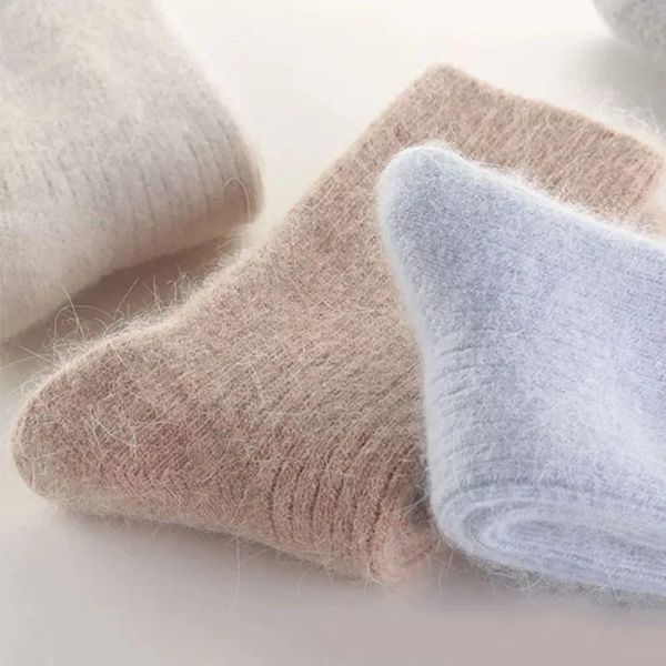 Vêtements chaussettes en laine pour femmes chaussettes de tube moyen d'hiver automne épaissies avec des chaussettes de cheveux de lapin chaud en laine hivernaux en cachemire noir