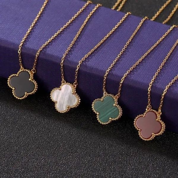 Collier de trèfle femelle 18K Rose Gold Pendant Light Luxury Premium Agate S999 Silver Silver à quatre feuilles