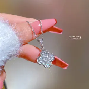 Colliers de diamant pendentif de créateur de plantes de trèfle