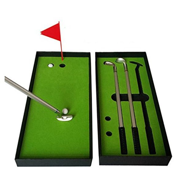 Club Shafts 3pcs / Box Golf Pen Set Mini Desktop Golf Ball Pen Gift Set avec Putting Green Flag Métal Golf Clubs Modèles Stylos à bille 2 balles 230612