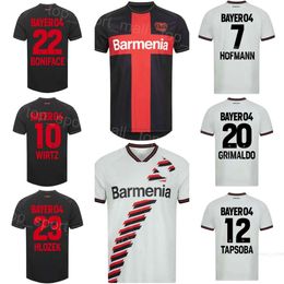 Clubteam 04 Bayer Leverkusen-shirts 23 24 Voetbal 22 BONIFACE 7 HOFMANN 20 GRIMALDO 4 TAH 30 FRIMPONG 25 PALACIOS WIRTZ HLOZEK KOSSOUNOU TAPSOBA Voetbalshirttenues