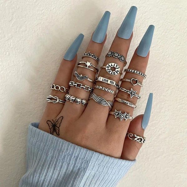 Anillos de racimo 18 PCS / Set Mujeres Cadena hueca Corona Estrella Águila Brújula Letra Melocotón Corazón Flor Color Plata Anillo Conjunto Accesorios de playa