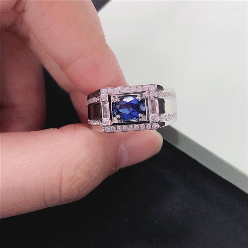 Anillos de racimo 1CT Anillo de compromiso de diamante azul para hombres Sólido 18k Oro blanco AU750 Joyería de aniversario fino Declaración de regalo Marido