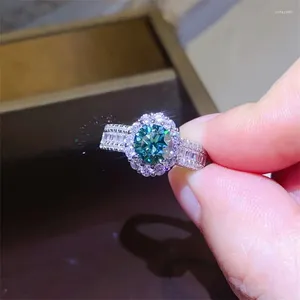 Bagues de cluster 1ct Green Moissanite Diamond Ring 6.5mm Bright Cut 925 Silver Femme Bijoux de luxe Promesse Femme Mariage Anniversaire Fine Cadeau