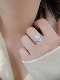 Anillos de racimo 2023 moda blanco Aobao luz anillo de lujo europeo y americano joyería creativa personalizada para mujeres