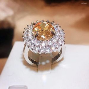 Bagues de cluster 2023 Luxe Sparkling Jaune Zirconia Bijoux Lumière Plein Diamant Dames Bague De Mariage Cadeau De Fête