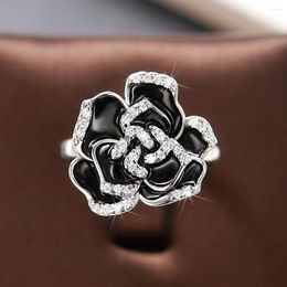 Bagues de cluster 2024 Bague de conception de fleur noire Cadeau d'anniversaire pour femme Mariée de mariée avec zircone brillante Accessoires de strass élégants