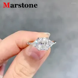 Clusterringen 2ct Radiant D Kleur Moissanite Diamond Lady's Triangle Ring S925 Sliver 18K GOUD GODE GEPLATED Wedding Fine Jewelry For Women