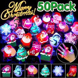 Cluster anneaux 50pcs décor de Noël créatif mignon LED Bague brillante dessin animé Snowman Elk Santa Claus pour les cadeaux pour enfants Party Fourniture 221125