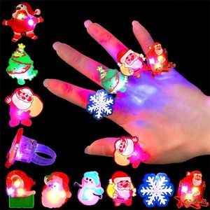 Clusterringen 50 stks gloeiende ring LED Kerstdecoraties Cartoon elektronische vinger groothandel voor volwassen kinderen geschenken 221125