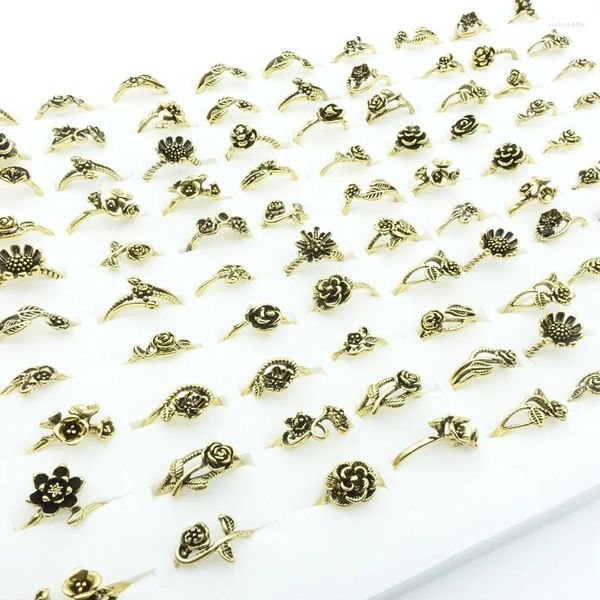 Cluster anneaux 50pcs / lot bijoux vintage pour femmes fleurs sculptées dans des accessoires de mode en or argent en or cadeau en gros mélange lot