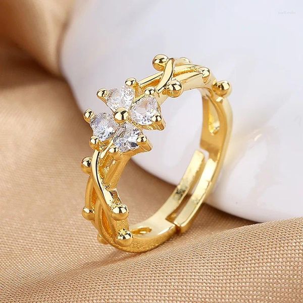 Anillos de racimo 925 Silver Fashion Zircon Enlaid Gold Color Lucky Clover Flower Heart Anillo para mujeres Dama exquisita regalo de joyería fina