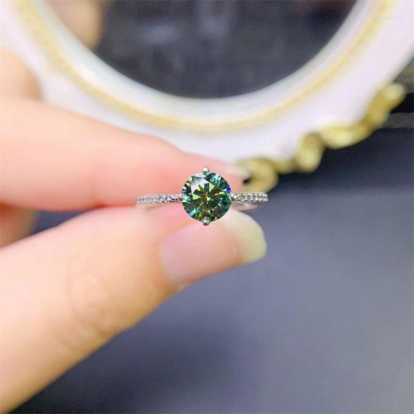 Bagues de cluster 925 Sterling Silver Green Moissanite Bague de fiançailles pour les femmes portent un certificat Gra pour passer le test d'instrument de diamant