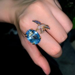 Bagues de cluster Belle ovale 10x14mm Naturel London Blue Topaz Bague 925 Sterling Flying Bird Femme pour cadeau