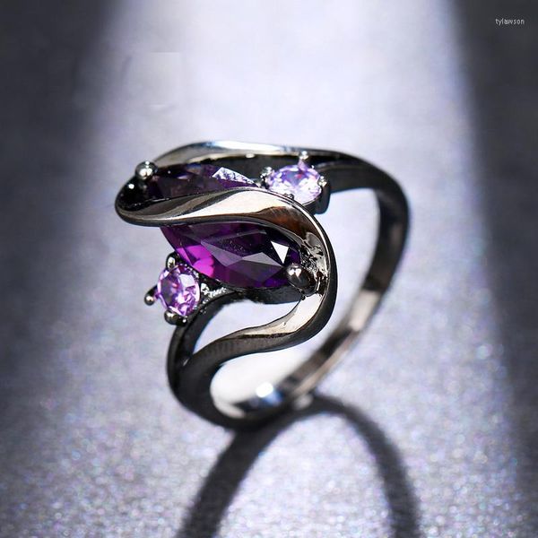 Anillos de racimo Bettyue Pistola encantadora Anillo de color negro Modelado de serpiente Fascinante circón cúbico púrpura para mujeres Joyería moderna en la moda