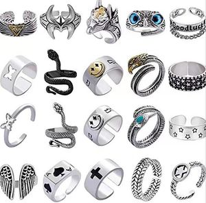 Anillos de racimo Bk Lots 50 unids / lote Nueva mezcla Punk Rock Sier Anillo de aleación para hombres Mujeres Retro Animal Ojos Serpiente Moda Fiesta al por mayor Vint Dhdav