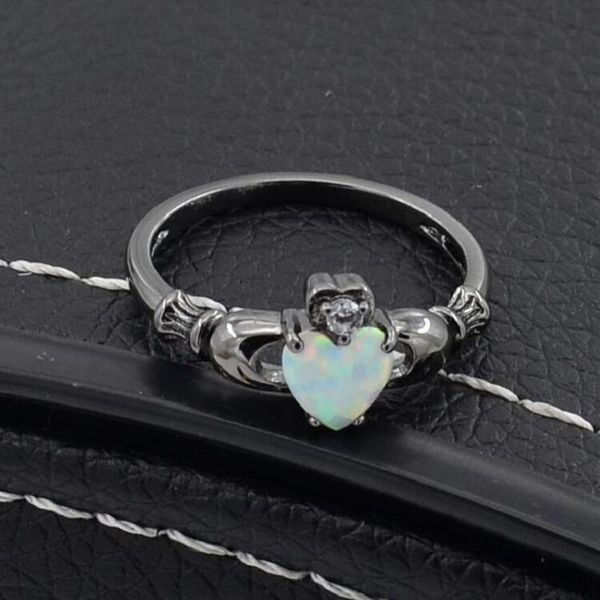 Anillos de racimo Blaike con Encanto corazón blanco Fuego Opal Claddagh Anillo para las mujeres Vintage Vintage Negro Oro Relleno Joyería De Dedo Promise Birthstone