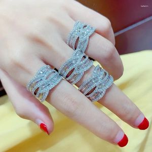 Bagues de cluster Bling Femmes Large Plein Pavé Brillant CZ Pierre Magnifique Mariée Mariage Accessoire Twist Mode Bijoux