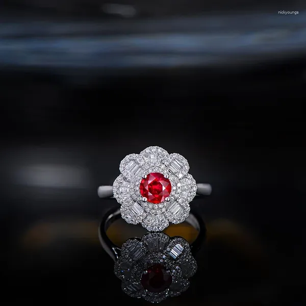 Bagues de cluster Caimao 0.7ct Ruby Red Round 18kt Or blanc 0.58ct Bague de fiançailles en diamant pour femme Antique
