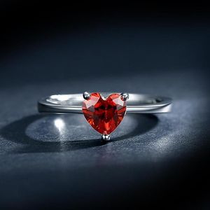 Bagues de cluster Charme Femelle Petit Coeur Rouge Bague Cristal Argent Couleur Solitaire Fiançailles Vintage Bande De Mariage Pour Women259f