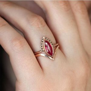Cluster ringen charme mannelijke vrouwelijke big rhombus ruby ​​rode ring vintage gouden kleur verloving grote ovaal bruiloft feest sieradencluster