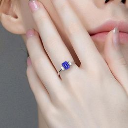 Anelli a grappolo Concise Chic Cristallo blu Zaffiro Pietre preziose Diamanti Per le donne Oro bianco Colore argento Trendy Gioielleria raffinata Bague Bijoux