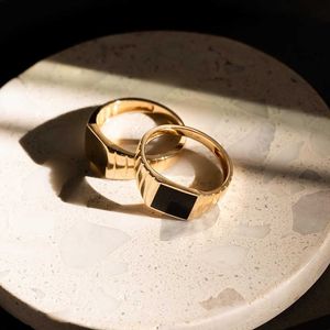 Cluster ringen paar ring normcore 18k goud vergulde zwarte vierkante geometrische textuur vingerringen voor unisex heren roestvrijstalen gouden ring G230228 G230307
