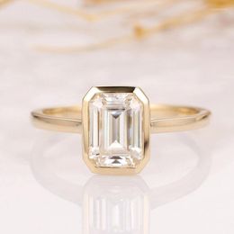 Anillos de racimo CxsJeremy Sólido 14K 585 Corte esmeralda amarillo 2ct 6 8 mm Anillo de compromiso Moissanite para mujeres Ajuste de bisel Alianza de boda solitaria