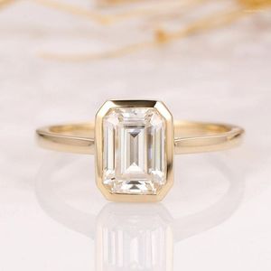 Anillos de racimo CxsJeremy Sólido 14K 585 Corte esmeralda amarillo 2ct 6 8 mm Anillo de compromiso Moissanite para mujeres Ajuste de bisel Alianza de boda solitaria