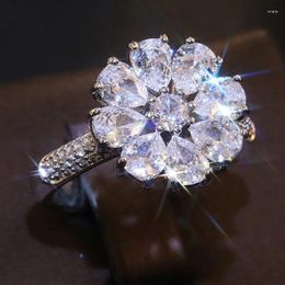 Anneaux de cluster délicat éblouissant cubique zircone anneau romantique fleurs en fleurs pour les femmes cocktail magnifique bijoux cadeau d'amant