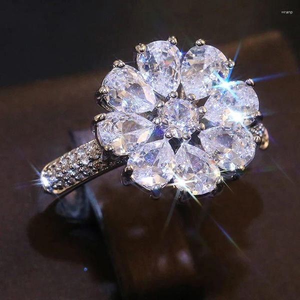 Anneaux de cluster délicat éblouissant cubique zircone anneau romantique fleurs en fleurs pour les femmes cocktail magnifique bijoux cadeau d'amant