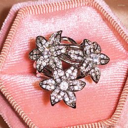 Bagues de cluster Délicat Super Flash Trois-Fleurs Rondes Diamant Couple Bague Pour Femmes Géométrique Argent Plaqué Zircon Cadeau De Saint Valentin