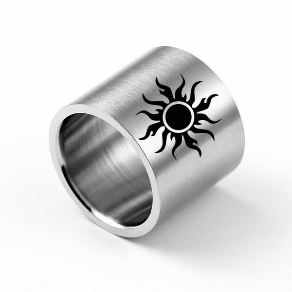 Anillos de racimo Polaco opaco Anillo de titanio de 18 mm para hombres y mujeres Diseños de sol Símbolos personalizados Personalizar grabado