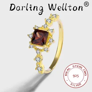 Bagues de cluster Élégance 18 carats Fleur d'or Quatre griffes Square Brown Full Diamond Couple Bague pour femmes Sterling Argent Halloween Cadeau Bijoux