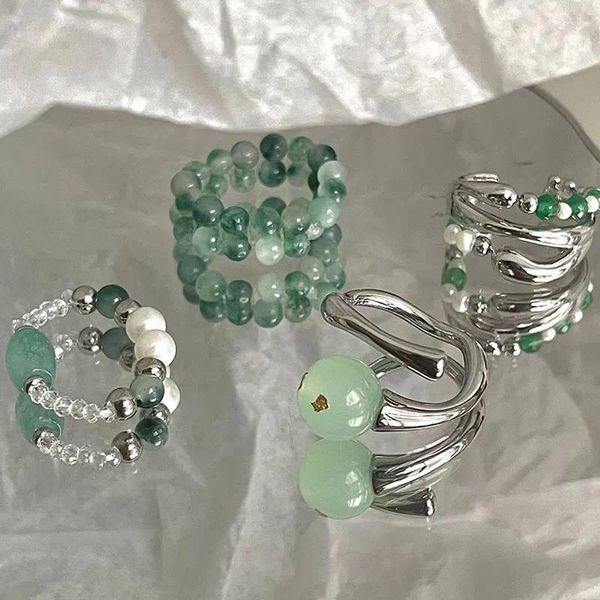 Anillos de racimo Elegante por favor anillo con cuentas de jade verde para mujeres Diseño minoritario Luz de lujo Joyería de sensación de alto grado al por mayor