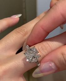 Anelli a grappolo Eterno diamante creato in argento sterling 925 per le donne FIDANZAMENTO MATRIMONIO Anello con taglio a cuscino da 5 ct Regalo di gioielleria raffinata