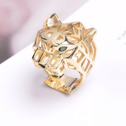 Anillos de racimo Europa América Estilo de lujo Hombres Mujeres Dama Ahueca hacia fuera Con incrustaciones de circón verde Ojos Cabeza de leopardo Chapado en color dorado Anillo de los amantes 230422