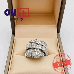 Clusterringen Europese en Amerikaanse stijl Aangepaste mode Luxe Snake Bone Gouden kleur Ring Vakantiecadeau Paar Klassiek voor dames