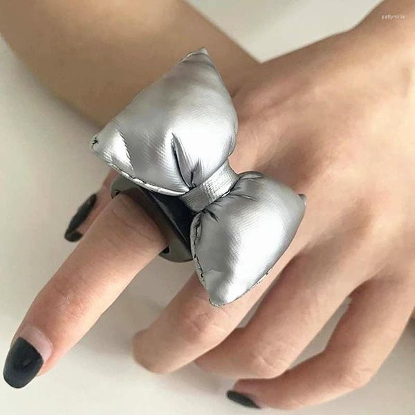 Anillos de racimo Personalidad exagerada Color plata Color relleno de algodón Anillo de resina de arco Negro brillante para mujeres Ropa diaria 2023