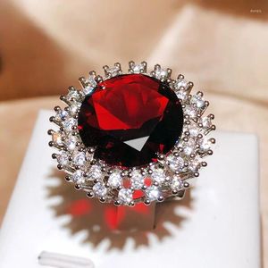 Clusterringen Overdreven Temperament Imitatie Ruby Ring Zon Bloemtype Diana Mode Rood Kristal Diamanten Bruiloft Sieraden Cadeau