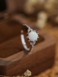 Cluster anneaux exquis 925 Opale blanche ronde argentée avec style tendance pour hommes et femmes