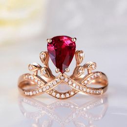 Clusterringen Fashion Crown Drop-Forme Simulation Red Tourmaline Color Treasure Verstelbare vrouwen Fijne sieraden 18K Rose Gold vergulde ring
