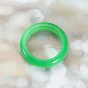 Bagues de cluster Cadeau de mode pour femmes hommes Saint Valentin Bijoux de charme de la mère Bague de jade vert émeraude Pierre naturelle