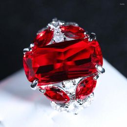 Cluster ringen mode rood kristal ruby ​​edelstenen diamanten Horse oogvorm voor vrouwen 18k wit goud zilveren kleur sieraden trendy accessoire