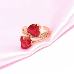 Bagues de cluster Fashion Romantique Red Gemstone 585 Purple Gold Incrusté Deux Bague de fiançailles en forme de coeur Light Luxe Plaqué 14K Rose Bijoux