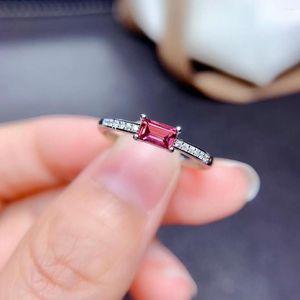 Anillos de racimo Moda Anillo de granate de plata para la niña de la escuela 3 mm 5 mm Corte esmeralda Piedra de nacimiento natural de enero