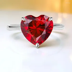 Bagues de cluster à la mode et de luxe artificiel trésor rouge S925 bague d'amour en argent sterling sertie de bijoux de fiançailles en diamant à haute teneur en carbone