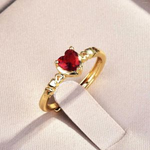 Cluster Ringen Foydjew Leuke En Prachtige Hartvormige Rode Zirkoon Kristal Steen Goud Kleur Dunne Verlovingsring Voor Vrouwen