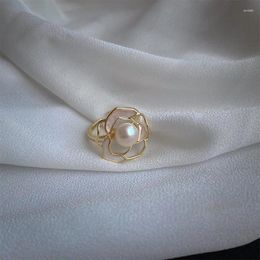 Anillos de racimo temperamento francés perla camelia anillo moda mujer elegante goteo aceite calado flor abierto índice dedo